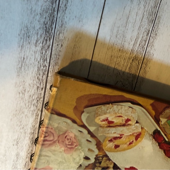 Vintage Mid Century 1966 1st Edition Betty Crocker Cake & Frosting Mix Cookbook - Picture 6 of 10